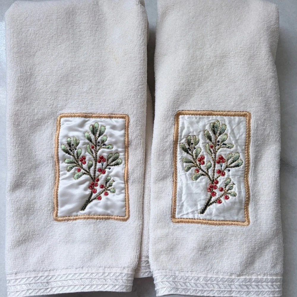 VNTG Bathworks Hand Towels Set of 2 Cream Cotton Embroidered Holiday Decor